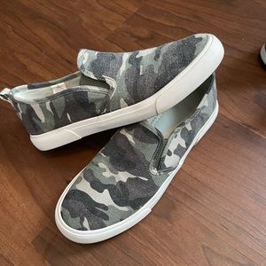 Tommy Bahama camo slip on loafers